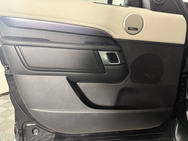 New 2025 Land Rover Discovery Metropolitan Edition AWD/4WD image 14