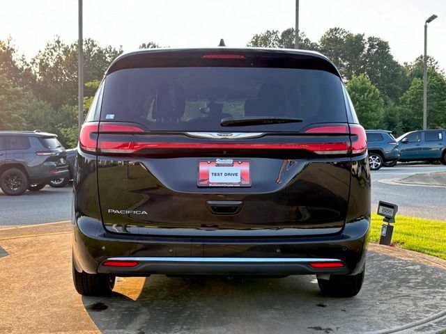 Used 2024 Chrysler Pacifica Touring-L FWD image 6