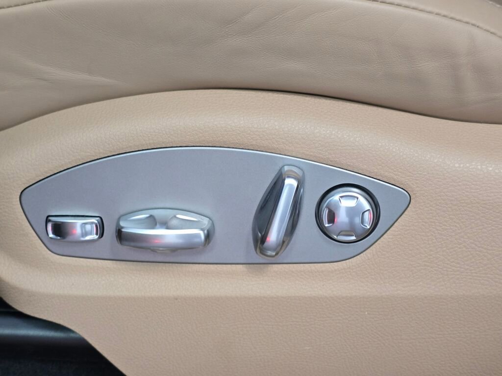 Certified 2025 Porsche Macan image 47