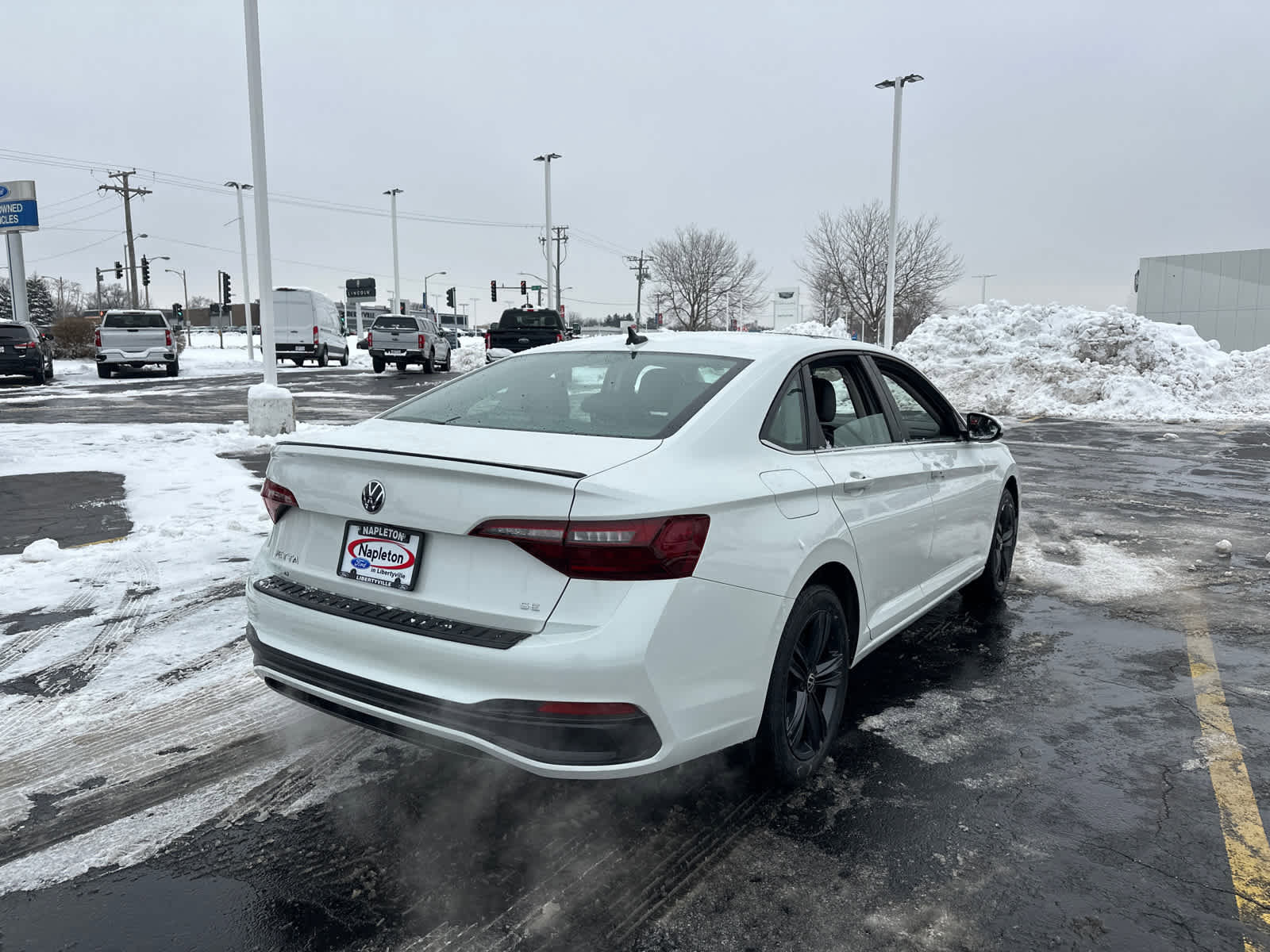 Used 2024 Volkswagen Jetta SE w/ Panoramic Sunroof Package image 8
