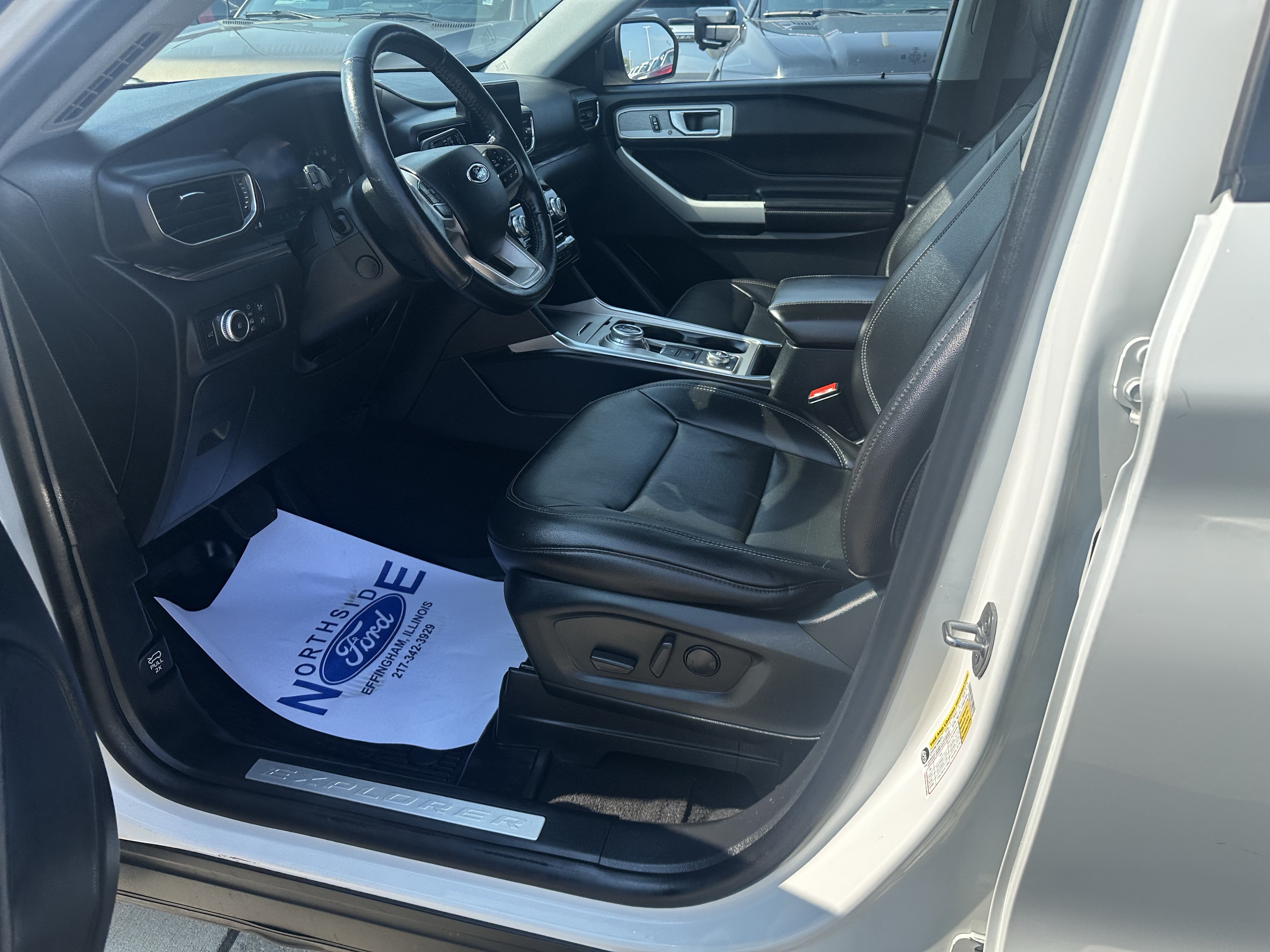 Used 2021 Ford Explorer Limited w/ Equipment Group 301A AWD/4WD image 3