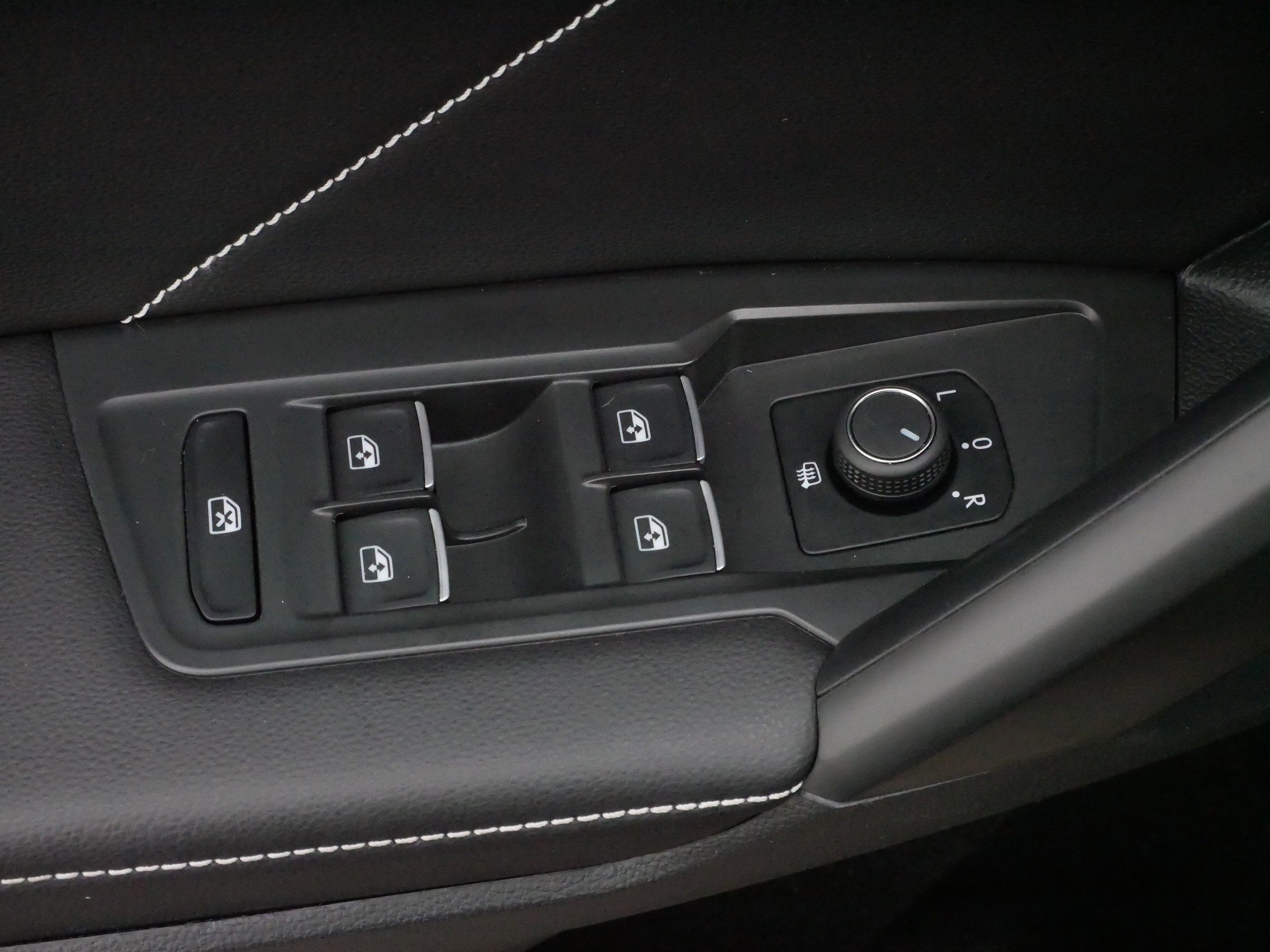 Certified 2024 Volkswagen Tiguan SE R-Line image 19