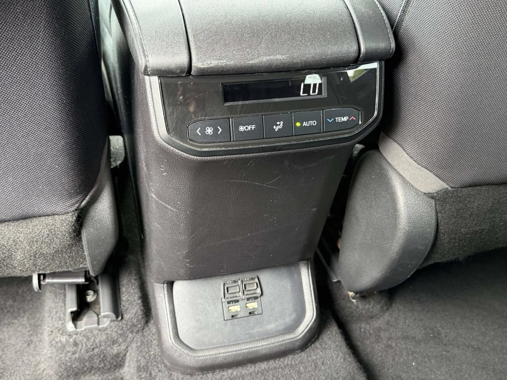 Used 2020 Toyota Highlander LE FWD image 13