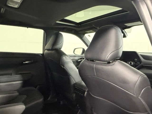 Used 2024 Toyota Highlander XSE FWD image 28