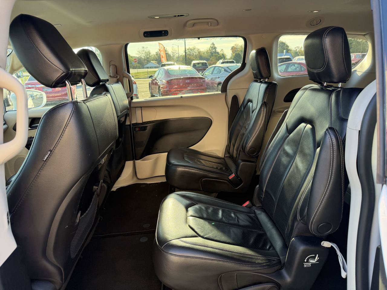 Used 2022 Chrysler Pacifica Touring-L FWD image 15