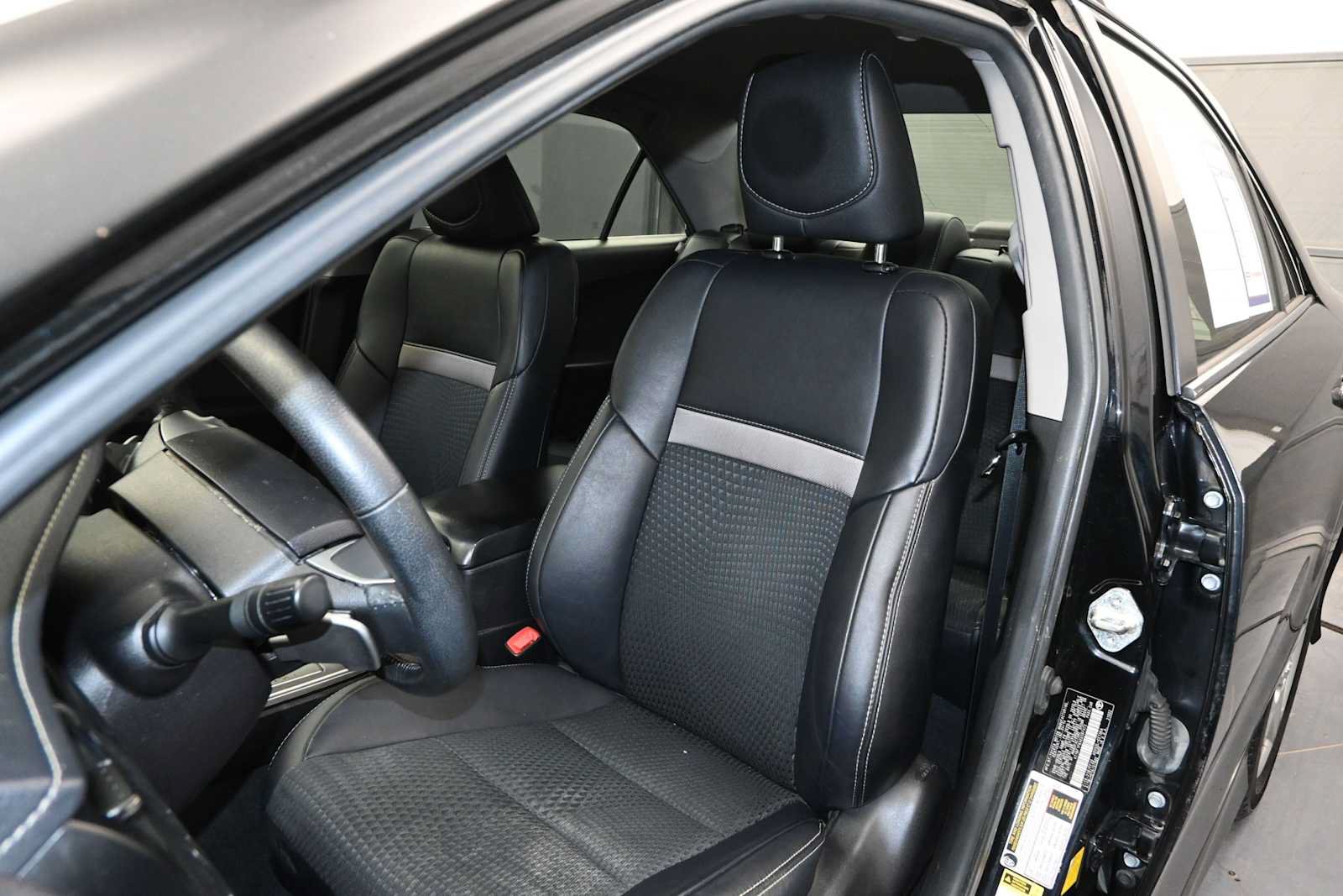 Used 2014 Toyota Camry SE FWD image 12