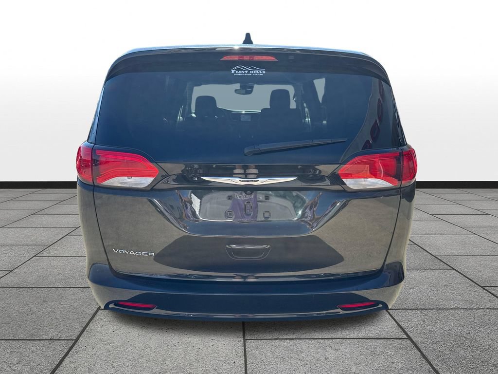 Used 2023 Chrysler Voyager LX FWD image 4