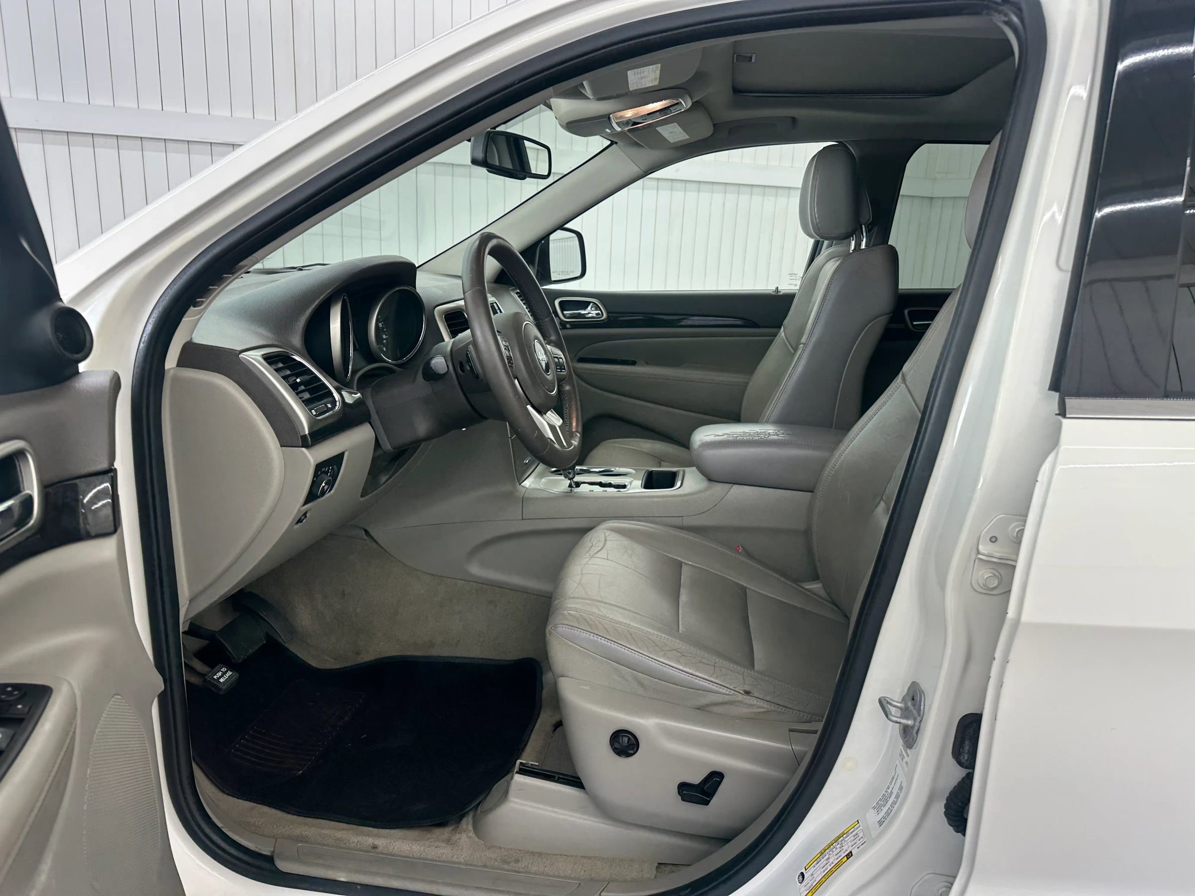Used 2011 Jeep Grand Cherokee Laredo RWD image 10