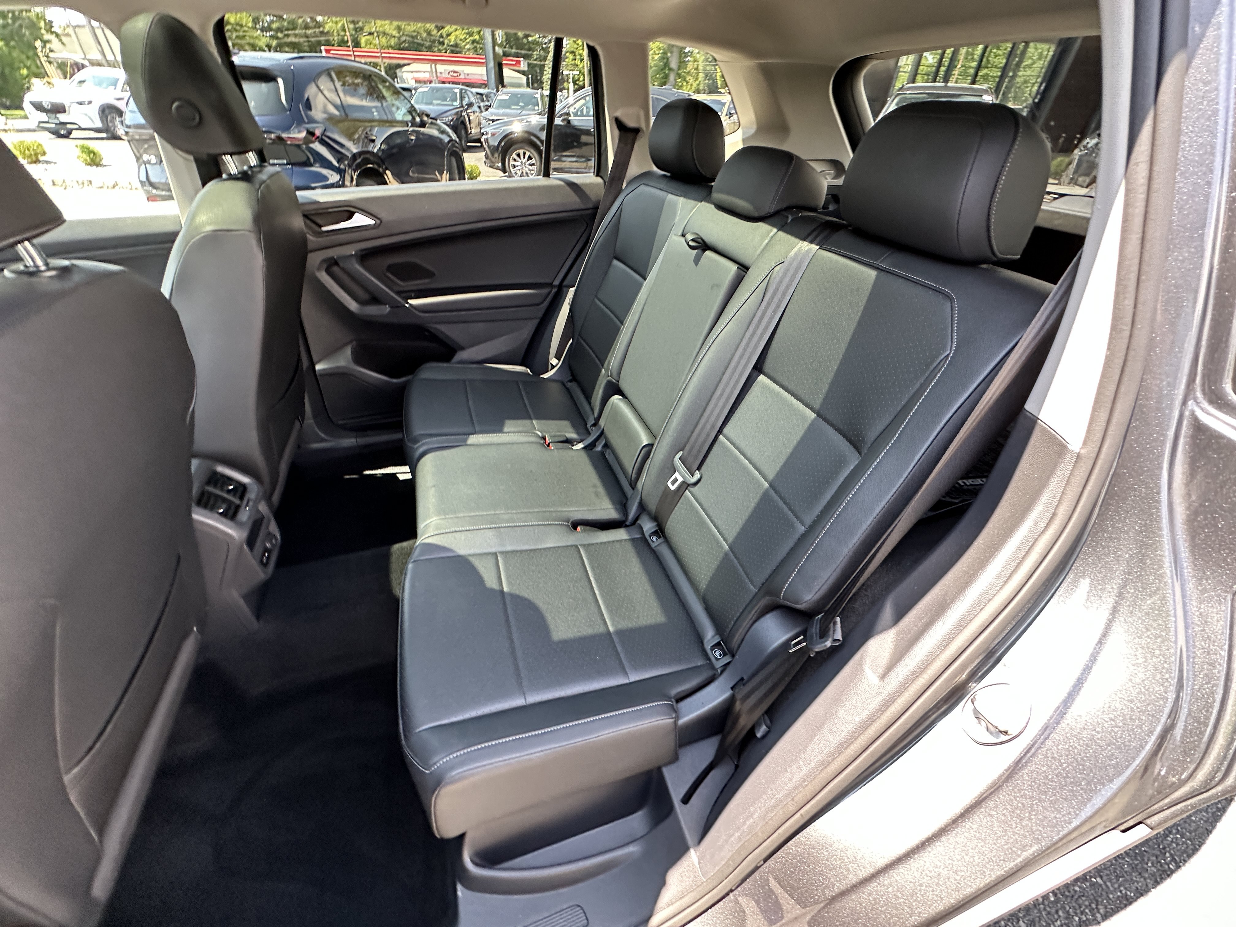 Used 2020 Volkswagen Tiguan SEL AWD/4WD image 14