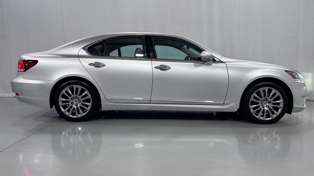 Used 2013 Lexus LS 460 AWD w/ Ultra Luxury Pkg image 4