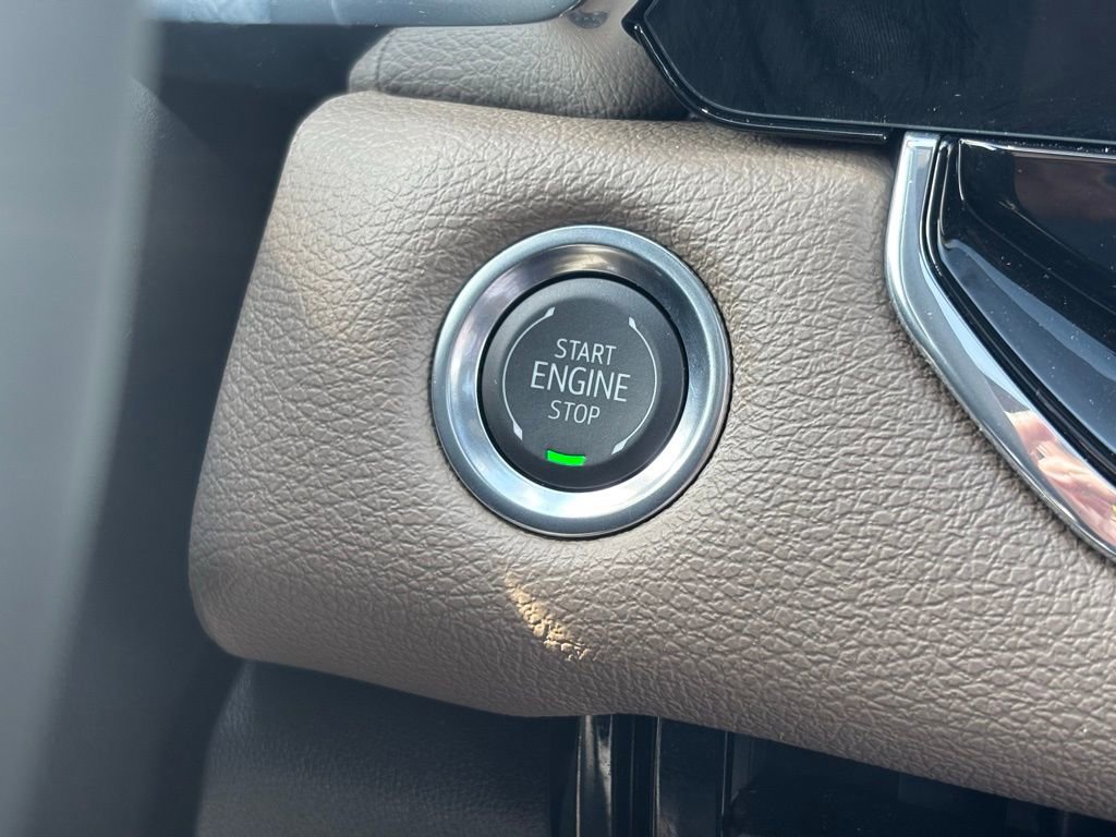 Used 2025 GMC Canyon Denali image 31