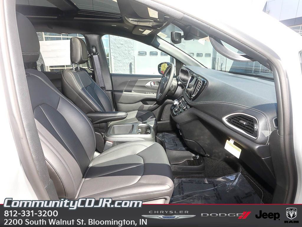 New 2026 Chrysler Pacifica Select image 18