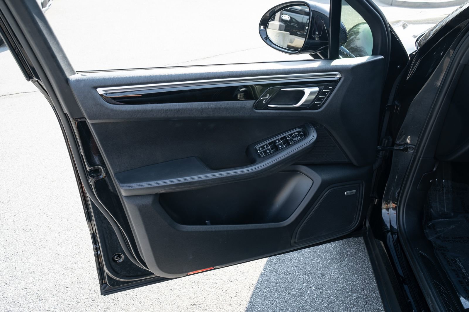 Used 2022 Porsche Macan Base w/ Premium Package Plus image 17