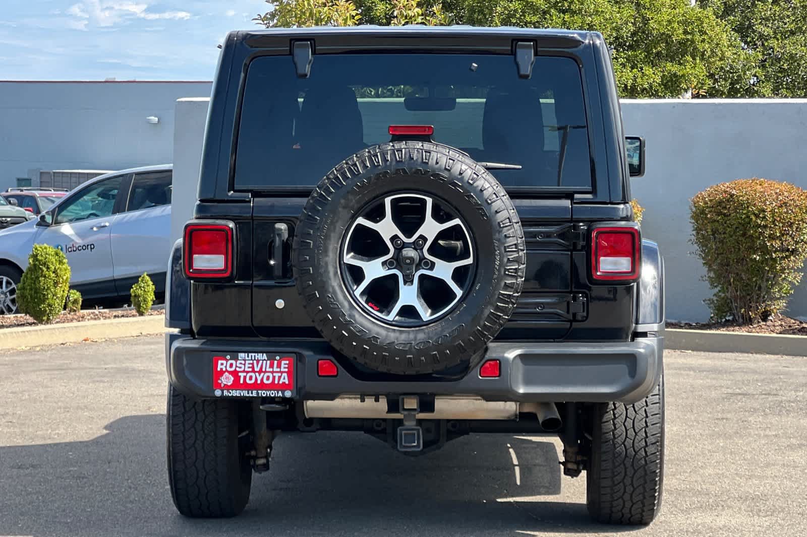 Used 2018 Jeep Wrangler Unlimited Sahara w/ Uconnect 4C Nav & Sound Group AWD/4WD image 8