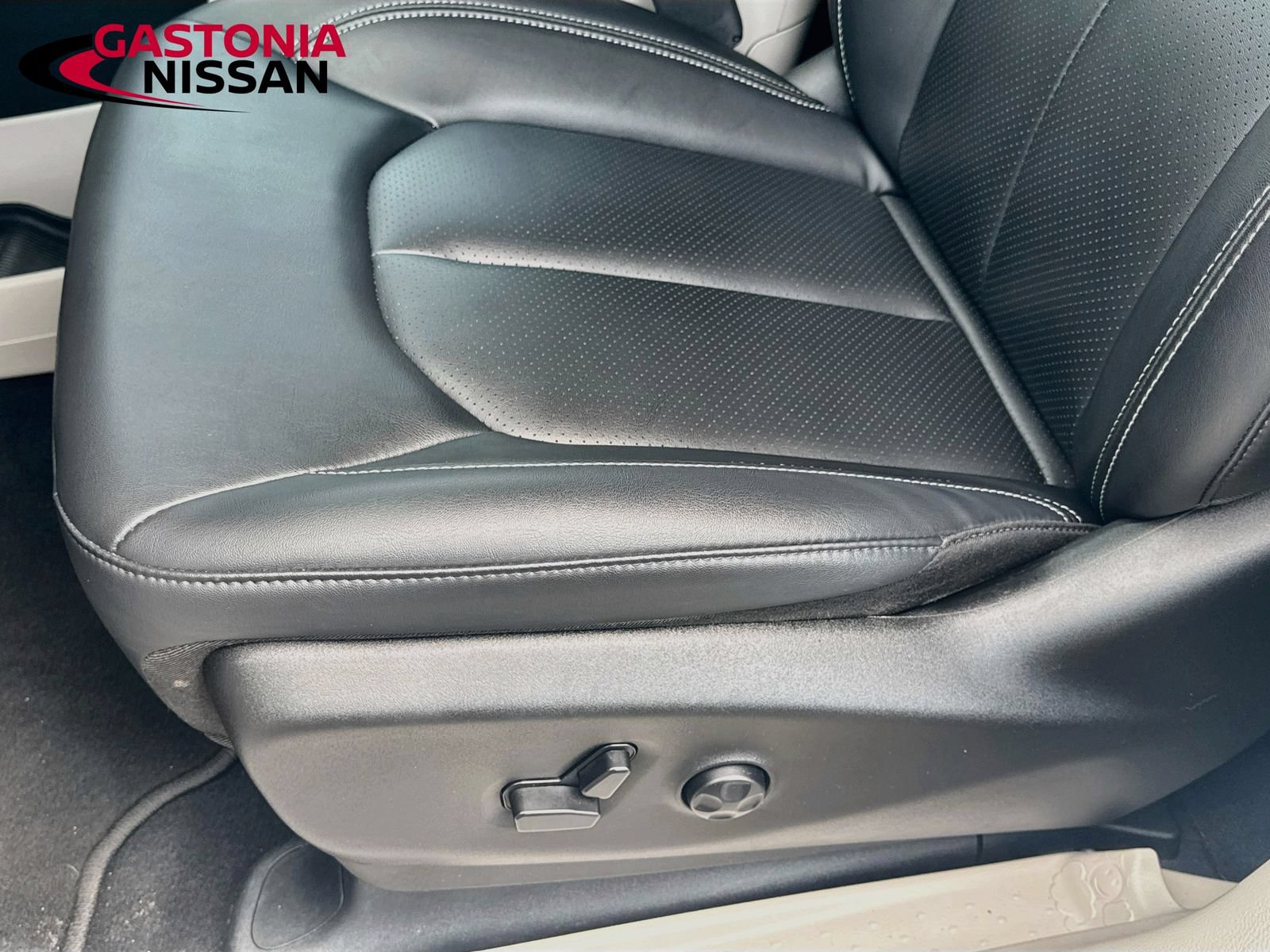 Used 2024 Chrysler Pacifica Touring-L FWD image 25