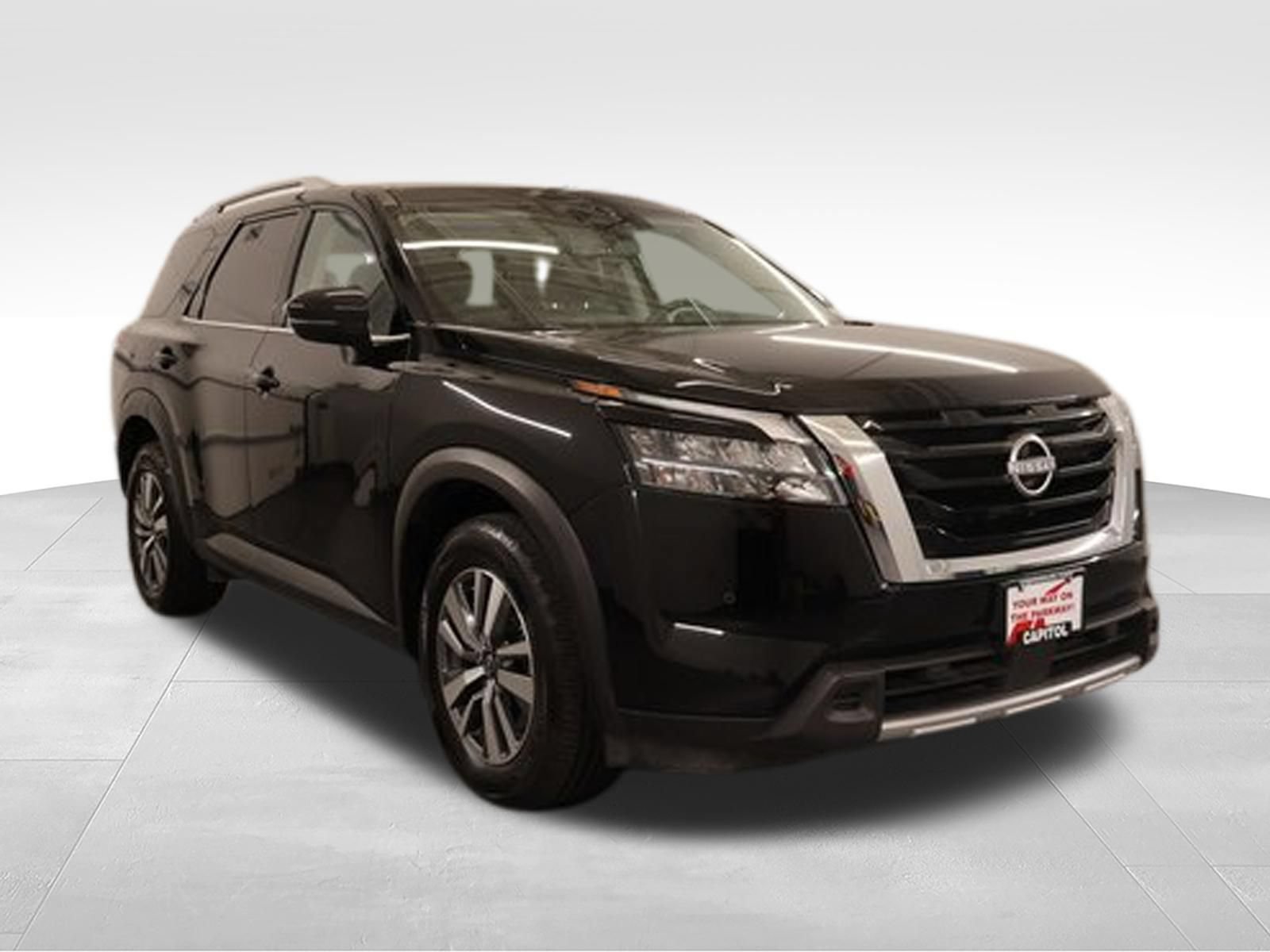 Used 2025 Nissan Pathfinder SL AWD/4WD image 2