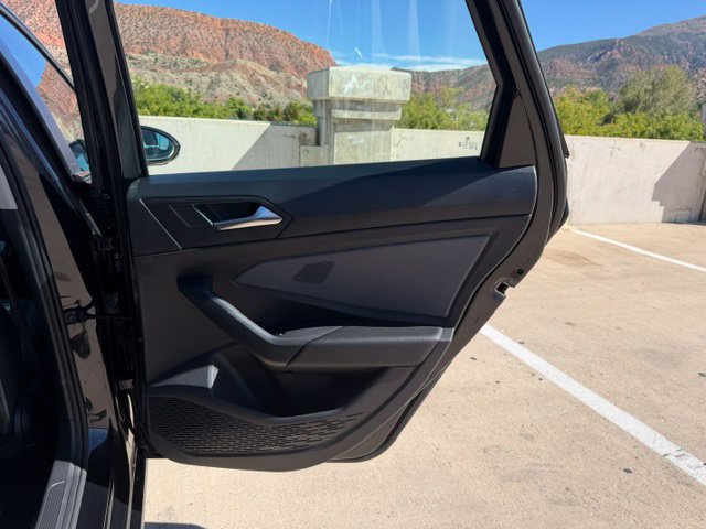 Used 2025 Volkswagen Jetta SE FWD image 18