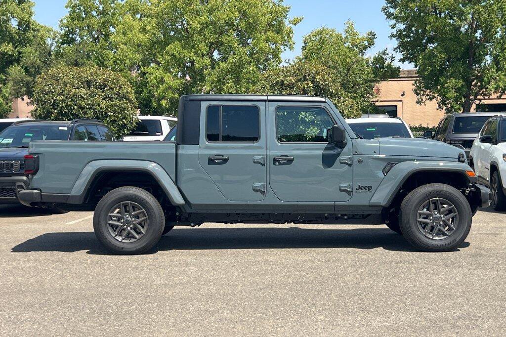 New 2026 Jeep Gladiator Sport AWD/4WD image 3