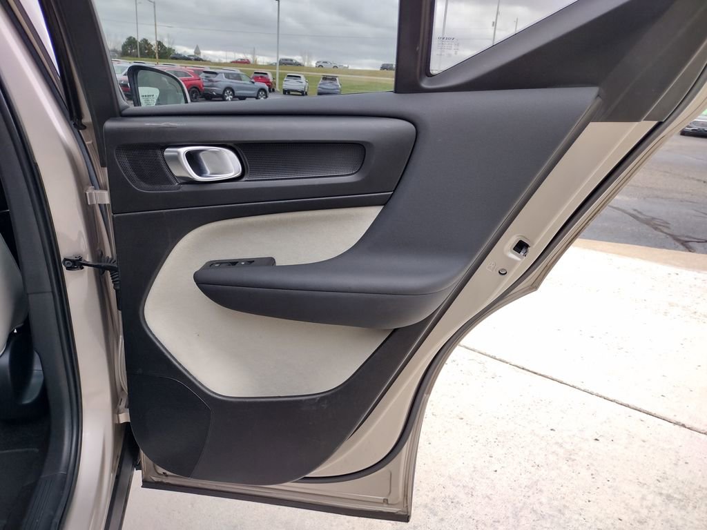 Used 2023 Volvo XC40 B4 Ultimate image 19