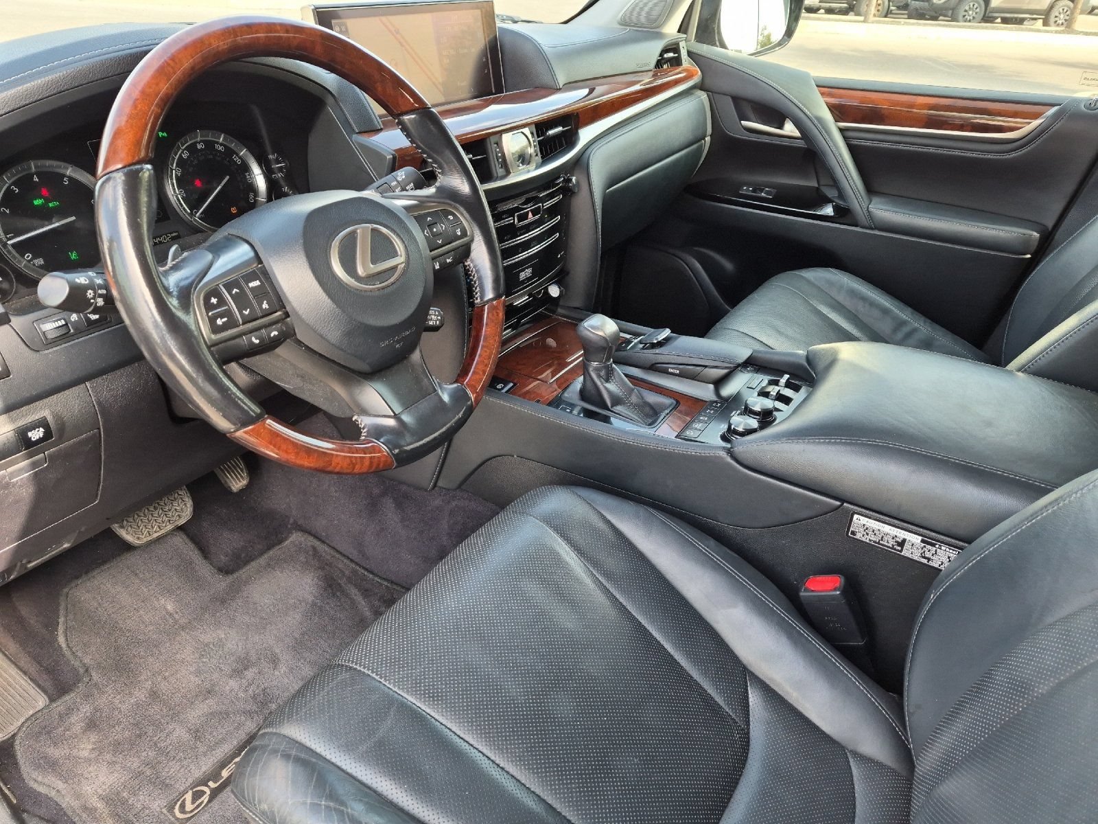 Used 2016 Lexus LX 570 4WD w/ Luxury Package image 9