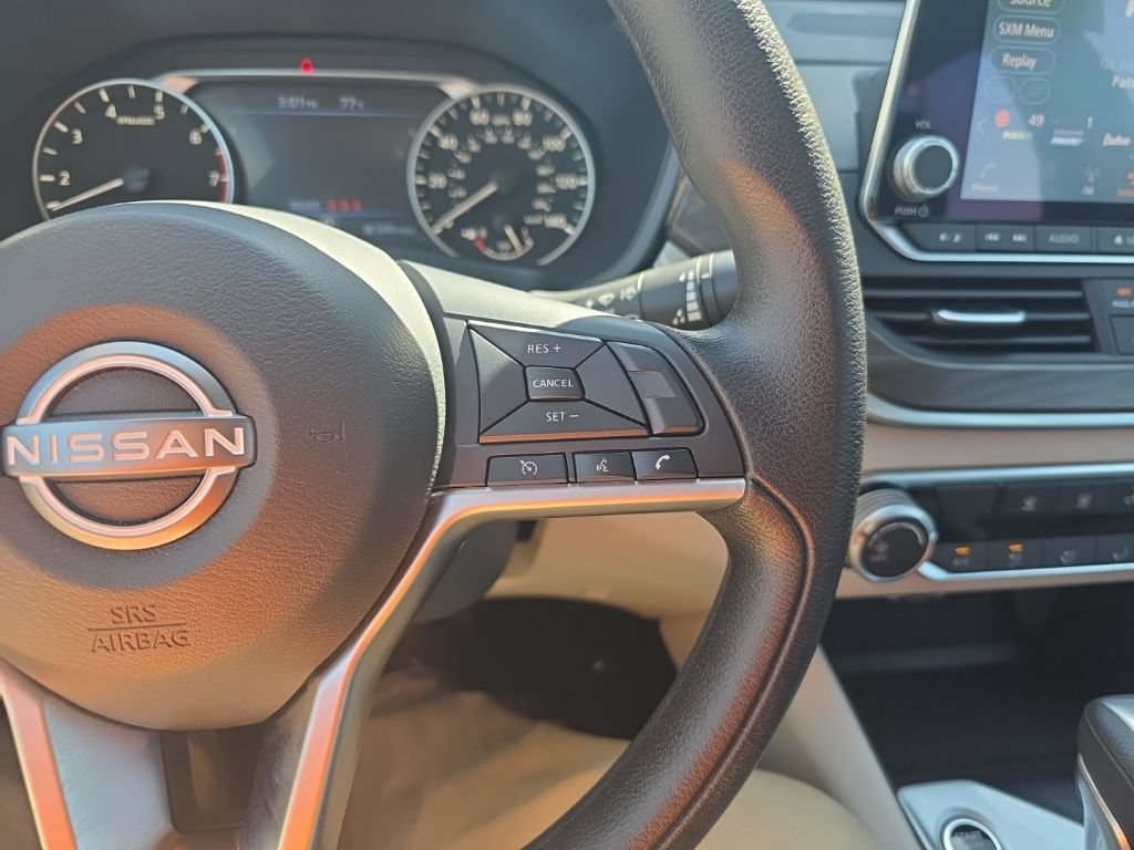Used 2025 Nissan Altima 2.5 SV FWD image 14