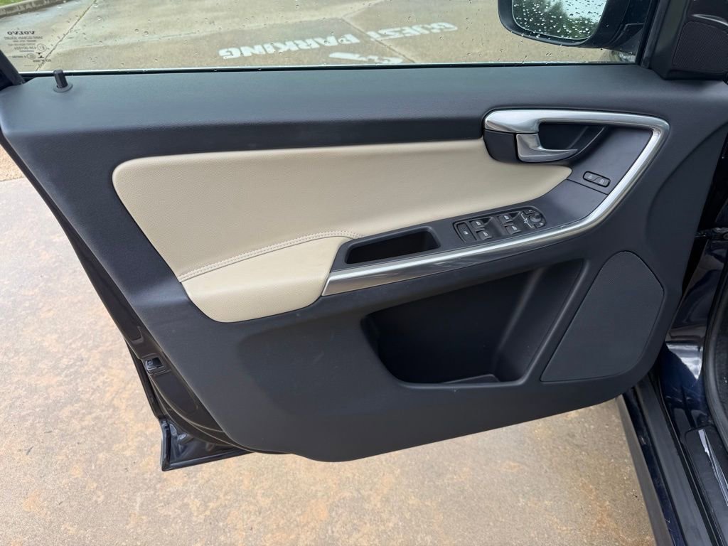 Used 2016 Volvo XC60 T6 w/ Climate Package image 12