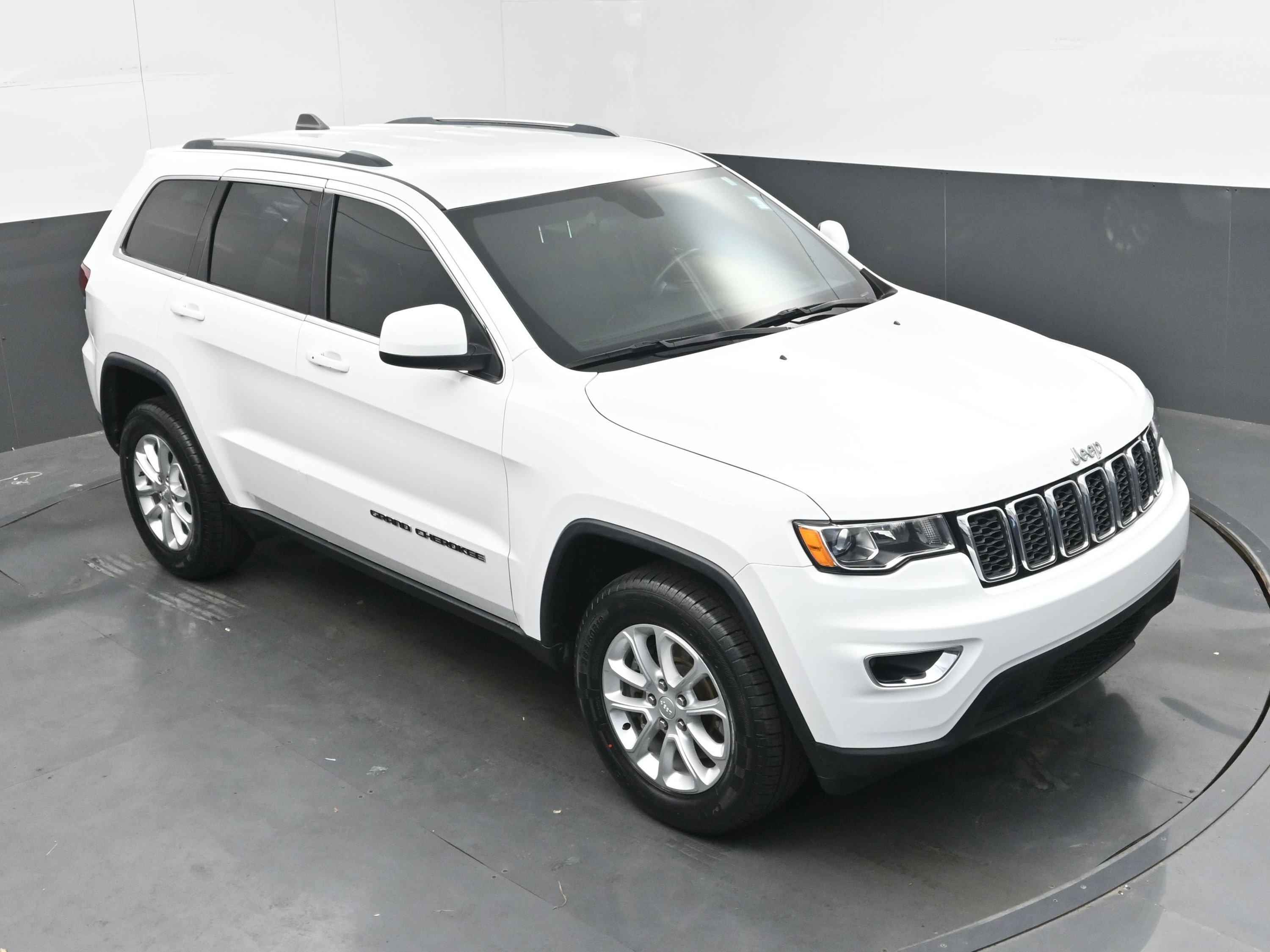 Used 2021 Jeep Grand Cherokee Laredo image 30