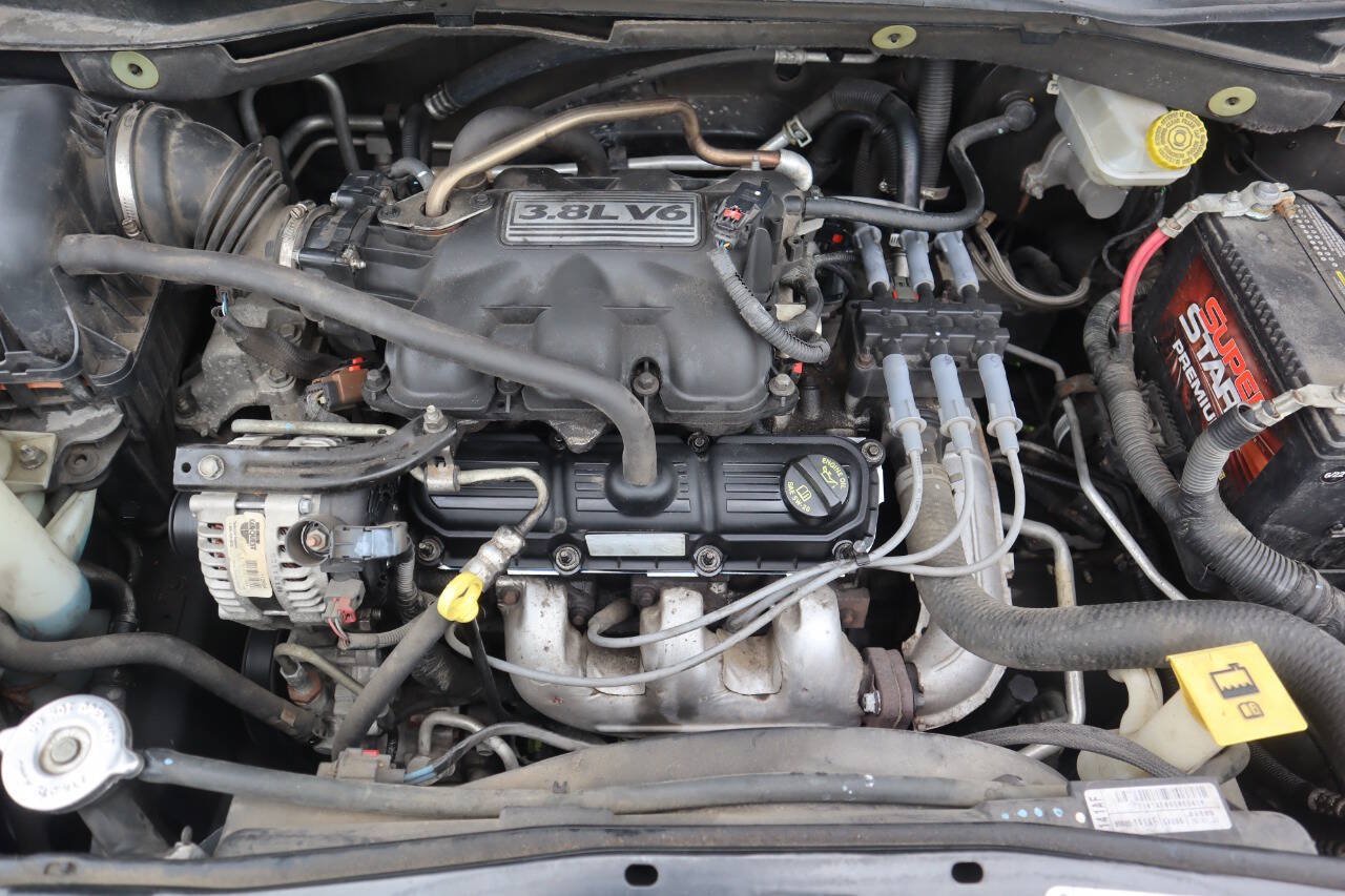 Used 2010 Volkswagen Routan SE FWD image 37
