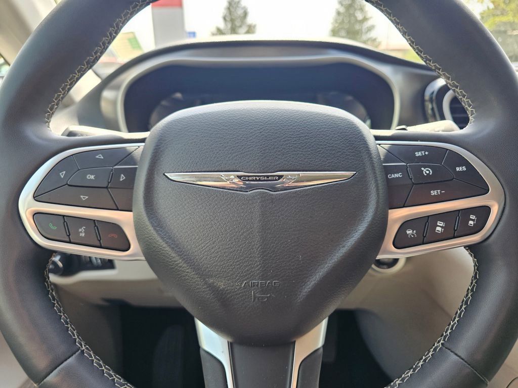 Used 2024 Chrysler Pacifica Limited FWD image 19