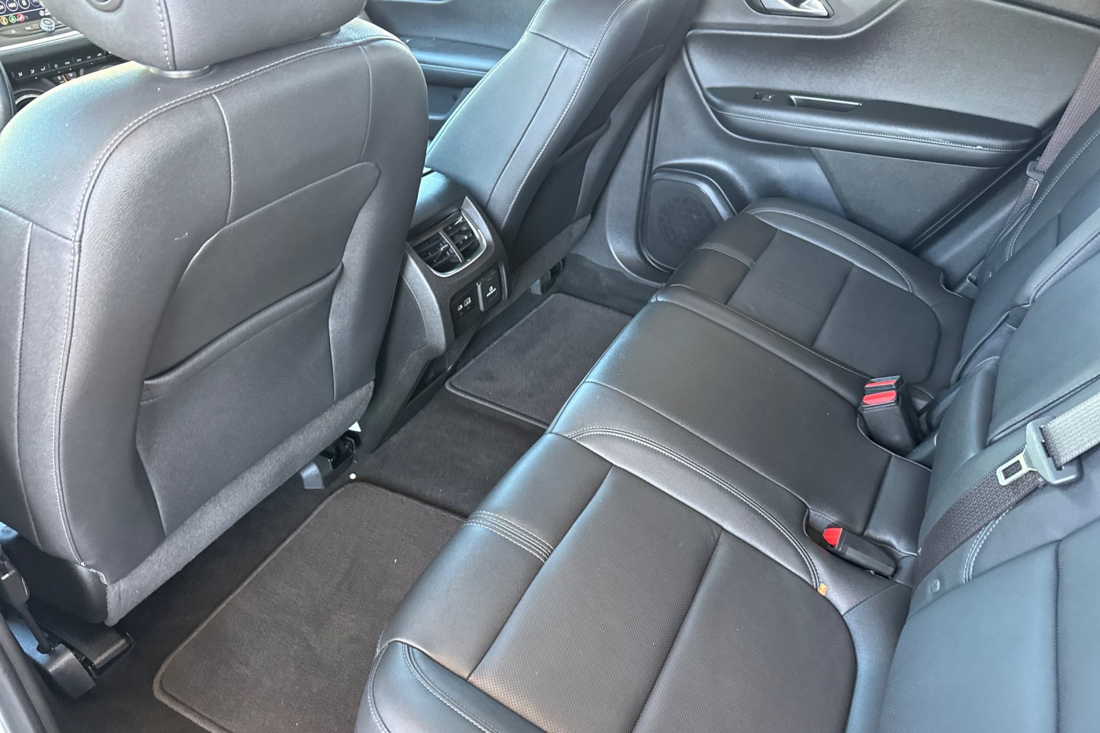 Used 2021 Chevrolet Blazer LT w/ Sound & Technology Package FWD image 6