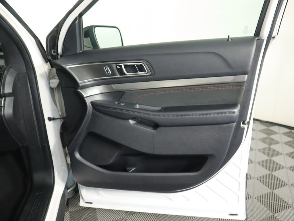 Used 2019 Ford Explorer XLT w/ Equipment Group 202A image 25