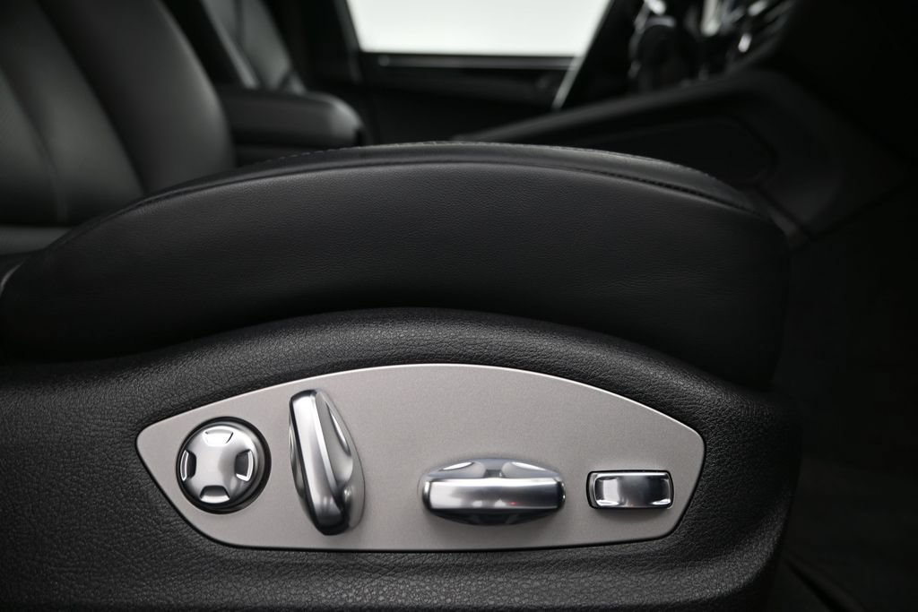 Certified 2025 Porsche Macan AWD/4WD image 15