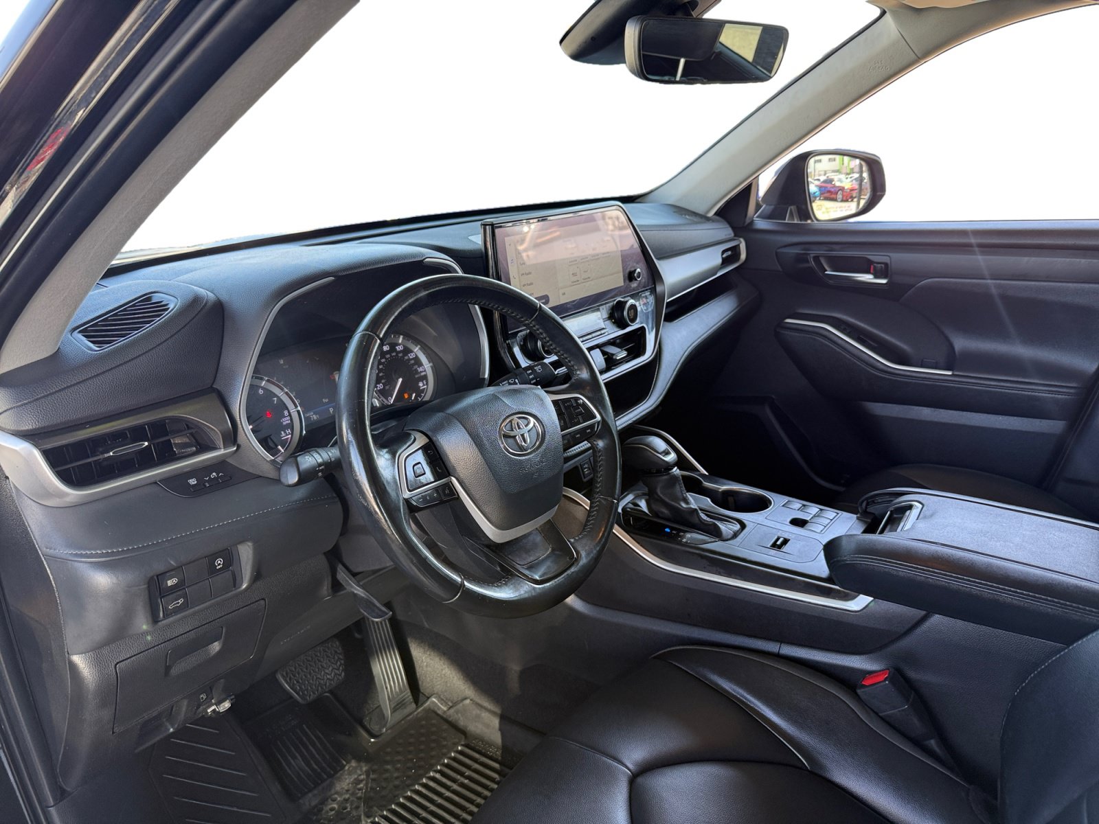 Used 2024 Toyota Highlander XLE FWD image 9