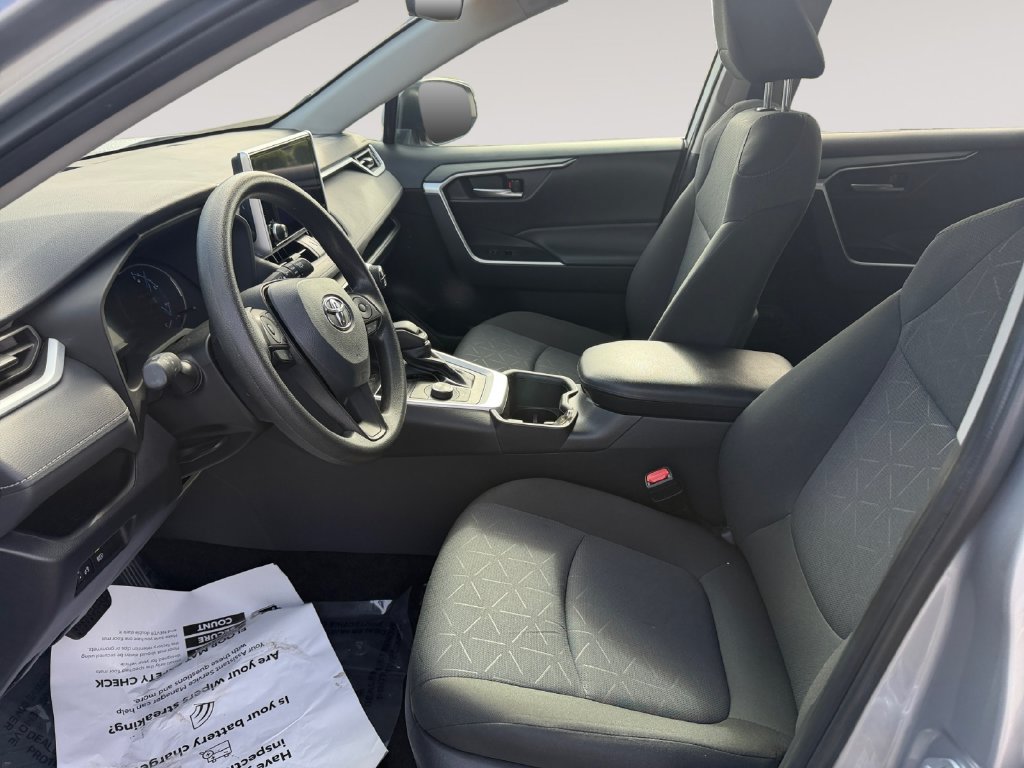 Used 2025 Toyota RAV4 XLE AWD/4WD image 9