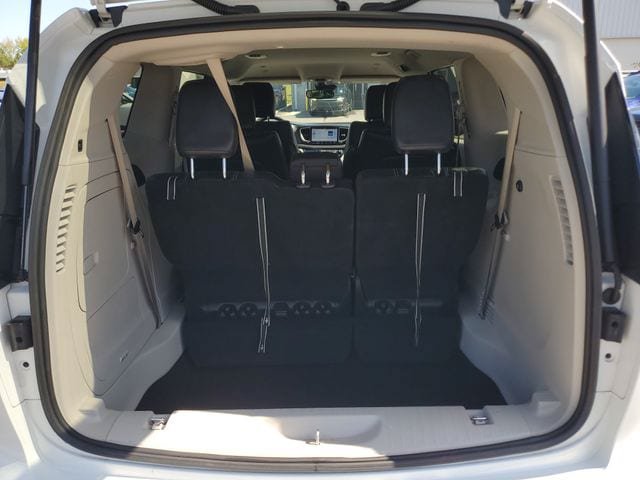 Used 2023 Chrysler Pacifica Touring-L FWD image 9