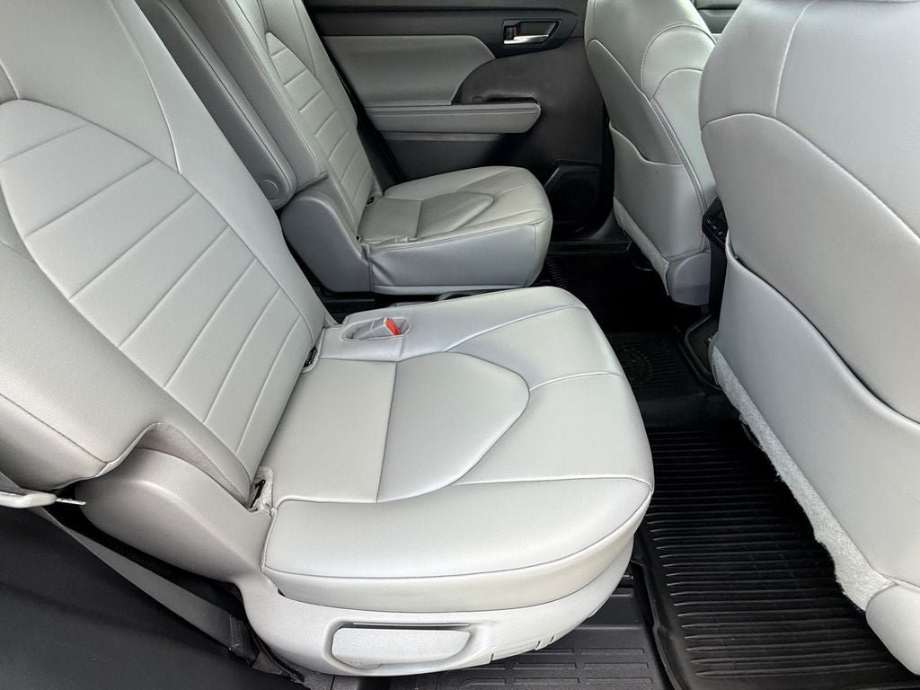 Used 2023 Toyota Highlander XLE FWD image 11