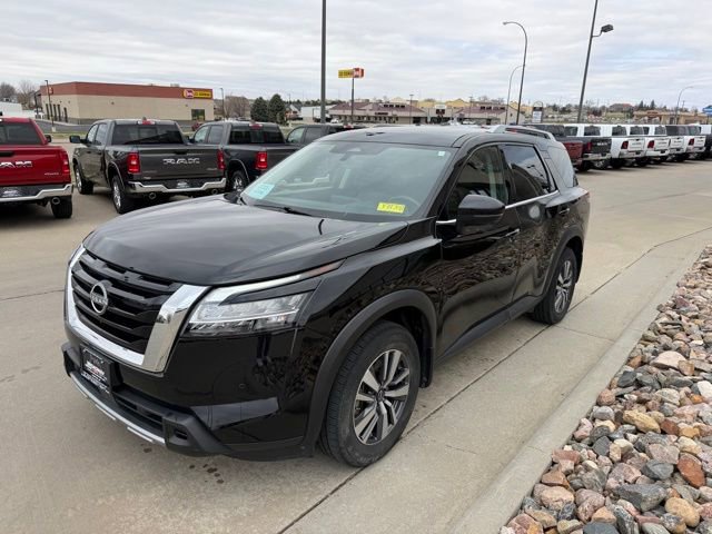 Used 2024 Nissan Pathfinder SL AWD/4WD image 3