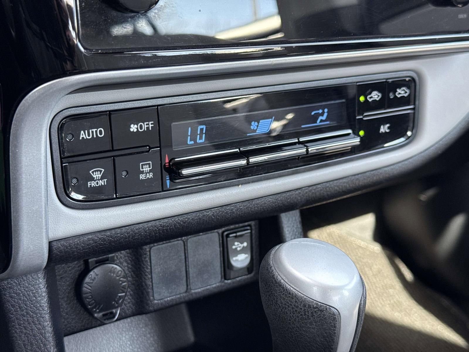 Used 2017 Toyota Corolla LE w/ Carpet Mat Package (TMS) FWD image 11