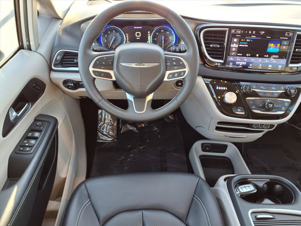 Used 2024 Chrysler Pacifica Touring-L image 3