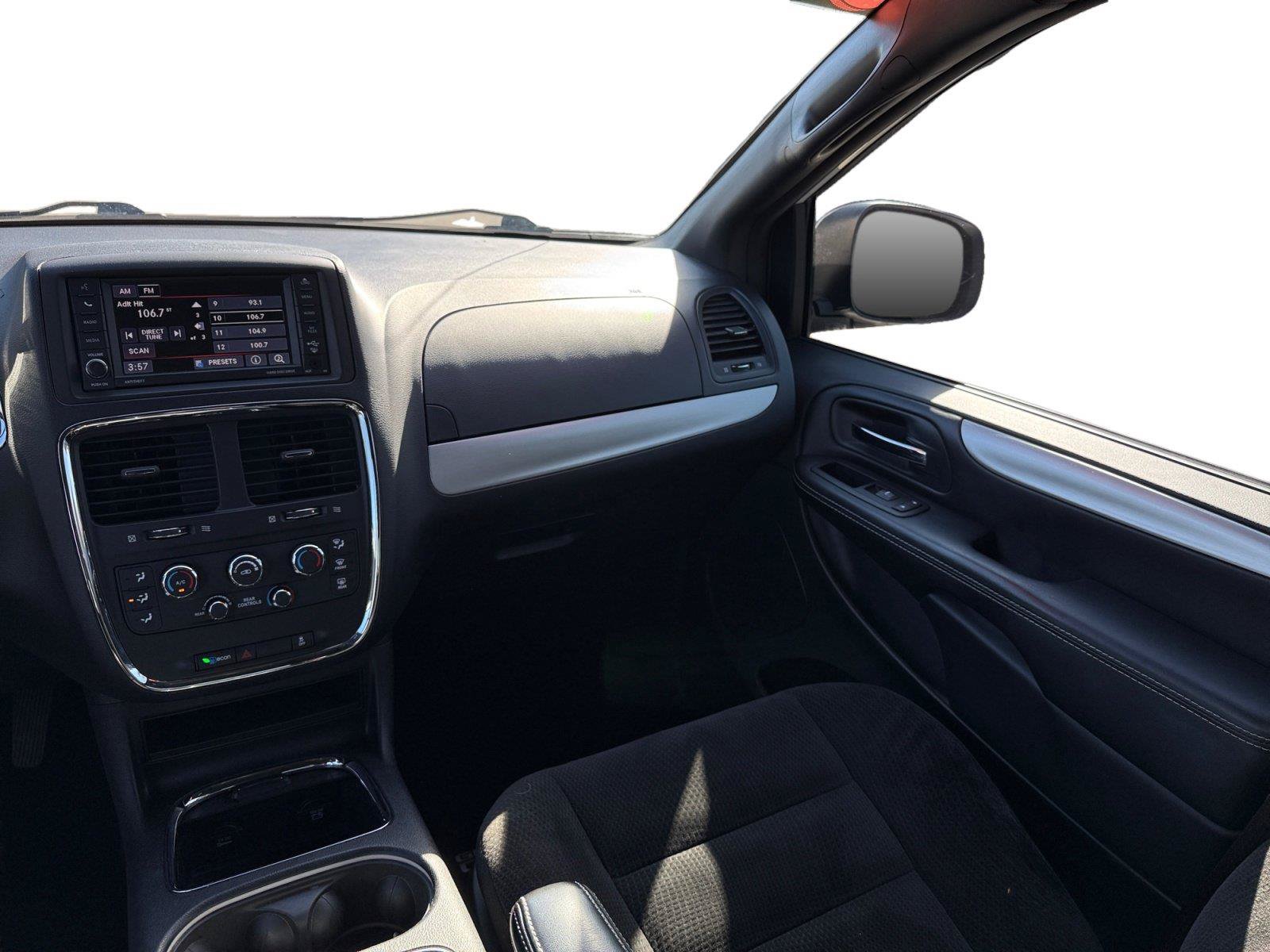 Used 2016 Dodge Grand Caravan SXT FWD image 23