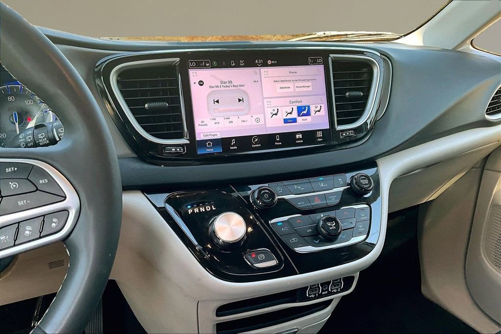 Used 2023 Chrysler Pacifica Touring-L image 9