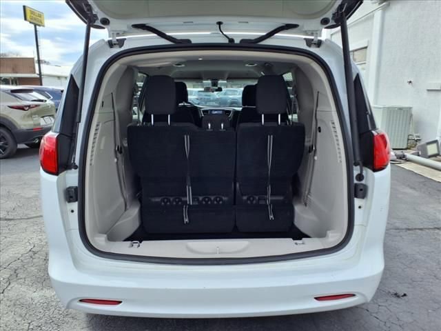 Used 2022 Chrysler Voyager LX FWD image 11