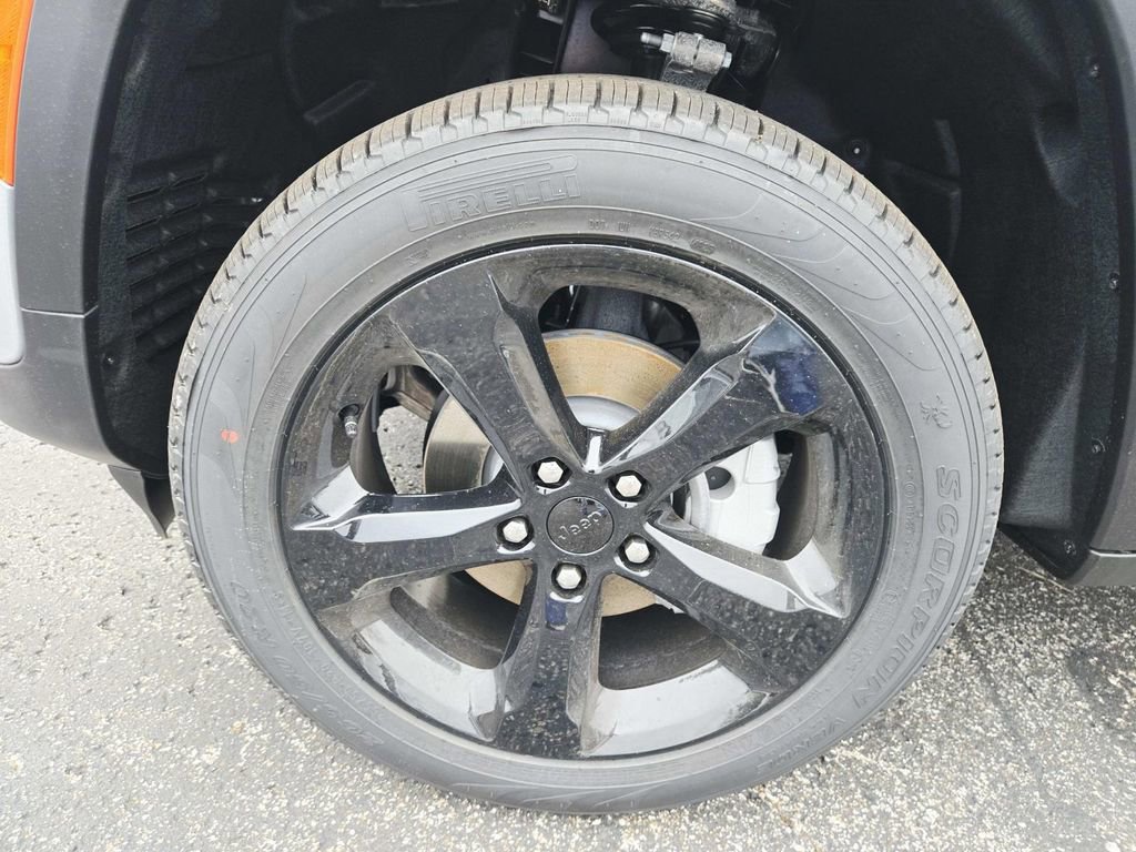 New 2025 Jeep Grand Cherokee Limited w/ Black Appearance Package image 17