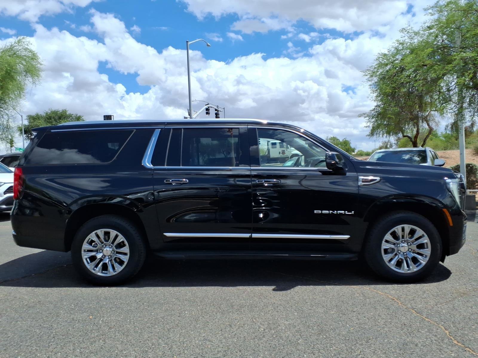 Used 2025 GMC Yukon XL Denali AWD/4WD image 4