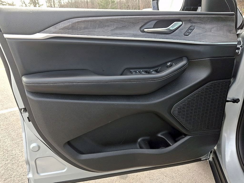 Used 2024 Jeep Grand Cherokee Limited w/ Black Appearance Package image 12