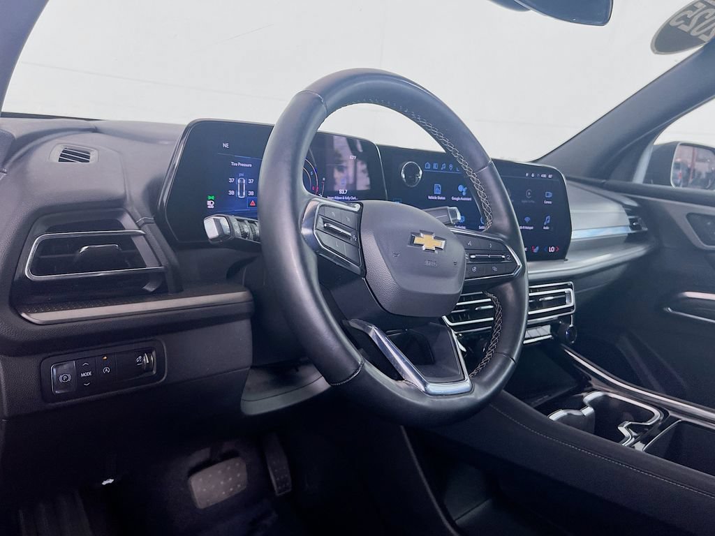 Used 2025 Chevrolet Traverse LT FWD image 8