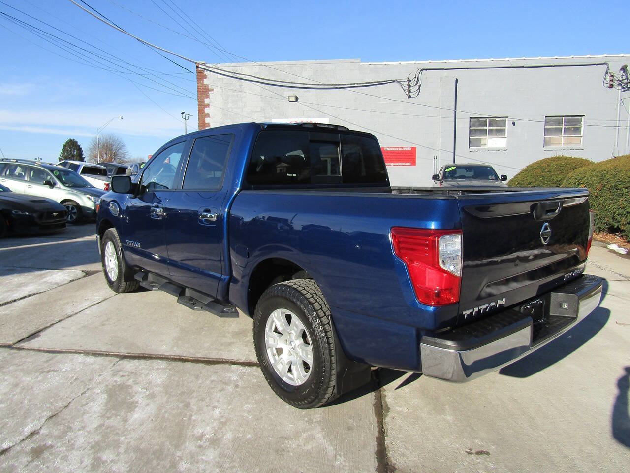 Used 2017 Nissan Titan SV image 3