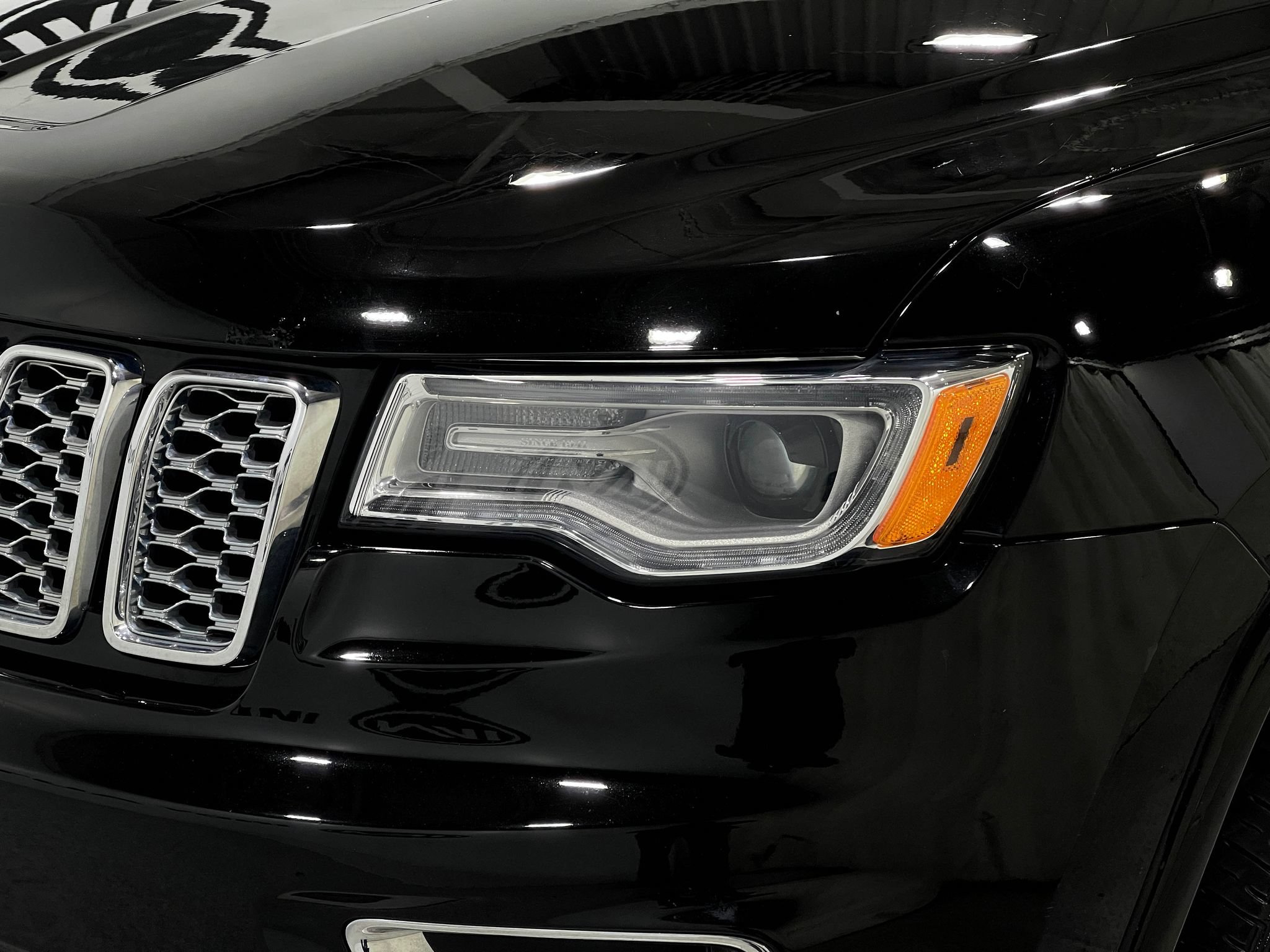 Used 2017 Jeep Grand Cherokee Overland w/ Jeep Active Safety Group AWD/4WD image 33