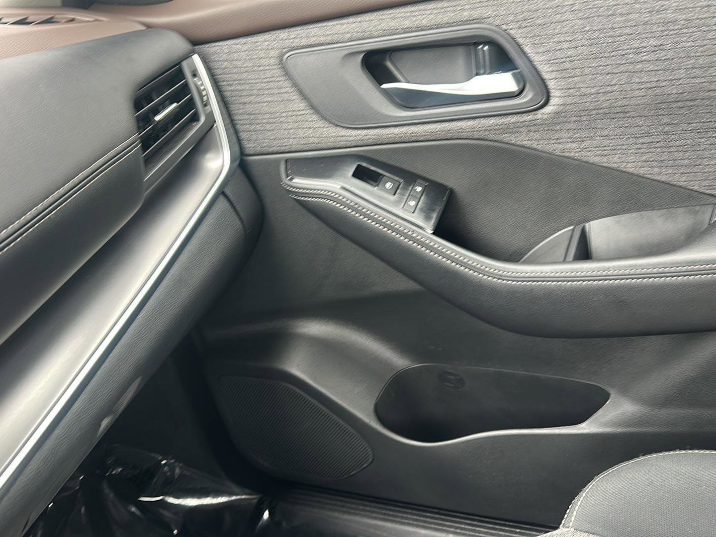 Used 2023 Nissan Rogue SV FWD image 23