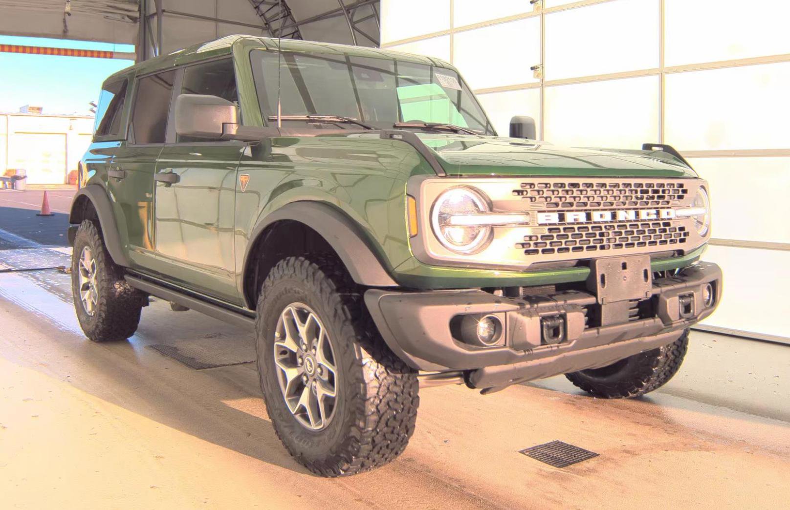 Used 2025 Ford Bronco Badlands image 3